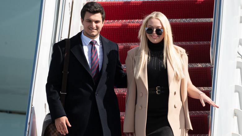 Michael Boulos et Tiffany Trump débarquent de l'avion de Donald Trump.