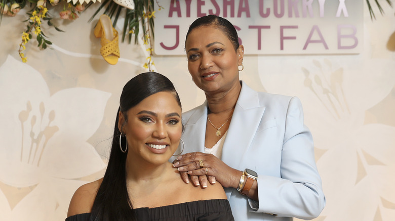 Ayesha Curry et sa mère, Carol Alexander, posant ensemble