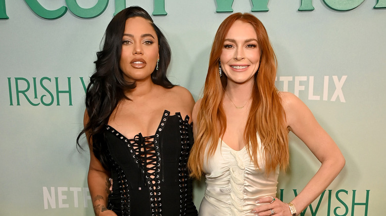 Ayesha Curry et Lindsay Lohan posant à la première de Irish Wish