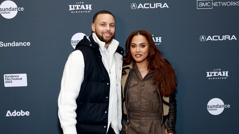 Steph Curry et Ayesha Curry posant au Sundance Film Festival en 2023