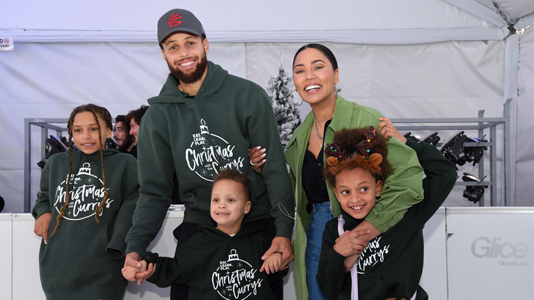 Steph Curry, Ayesha Curry et leurs enfants souriant ensemble