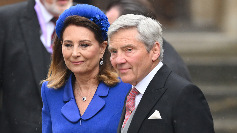 Carole Middleton et Michael Middleton marchant ensemble