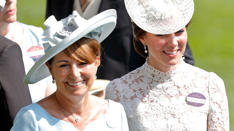 Carole et Kate Middleton souriant ensemble