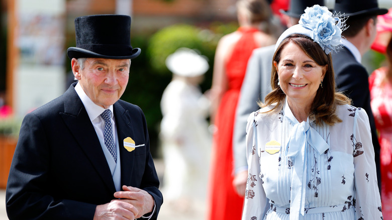 Michael et Carole Middleton souriants, habillés