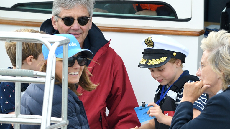 Carole et Michael Middleton assis avec Prince George