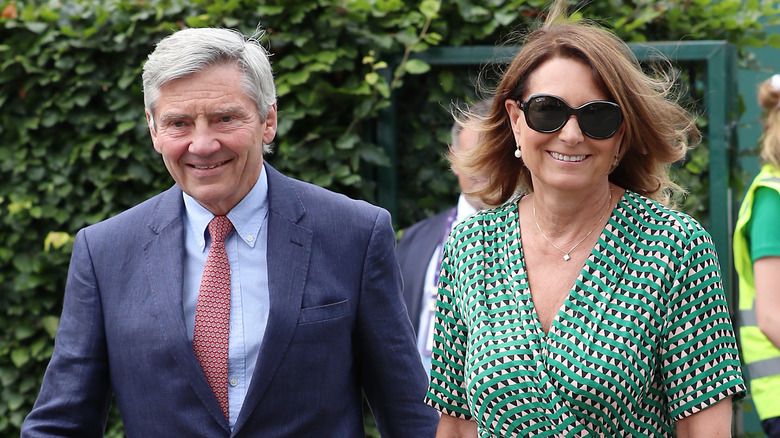 Michael et Carole Middleton marchant ensemble et souriant