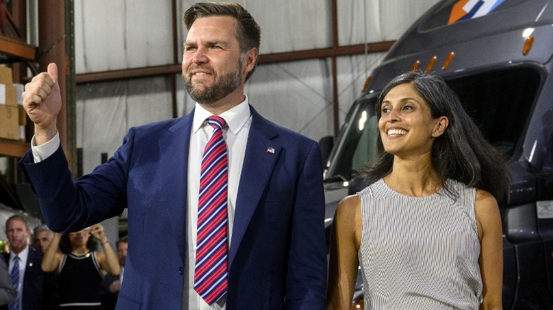 JD Vance et Usha Vance debout l'un à côté de l'autre, souriants