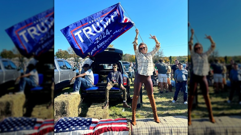 Alina Habba agitant le drapeau de Trump.