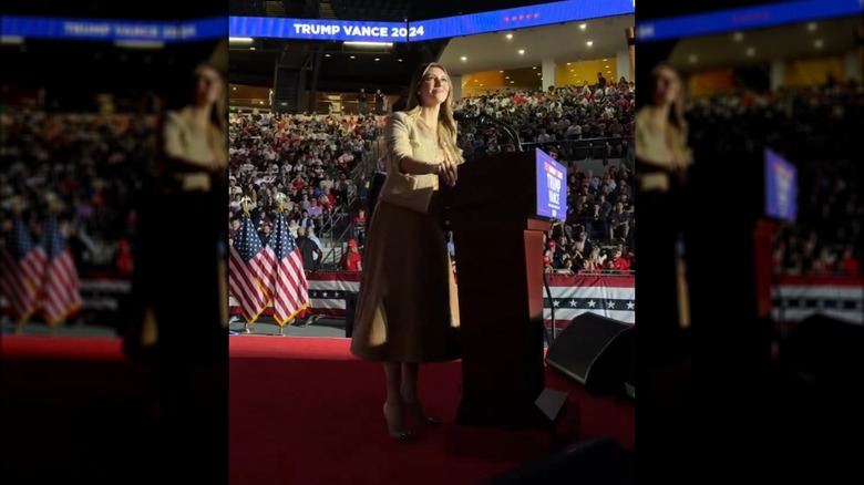 Alina Habba s'adressant à une foule