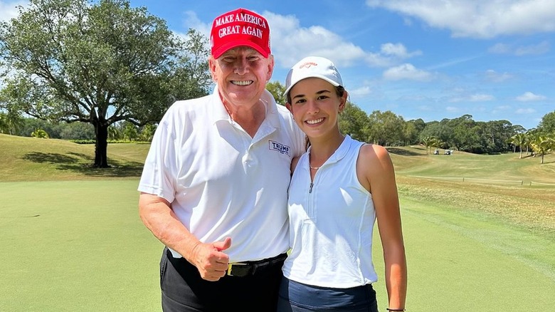 Donald Trump sur un terrain de golf avec sa petite-fille Kai Trump