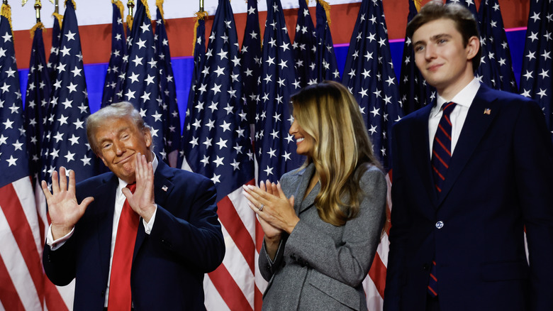 Barron Trump et Melania Trump célèbrent la victoire de Donald Trump devant les drapeaux américains