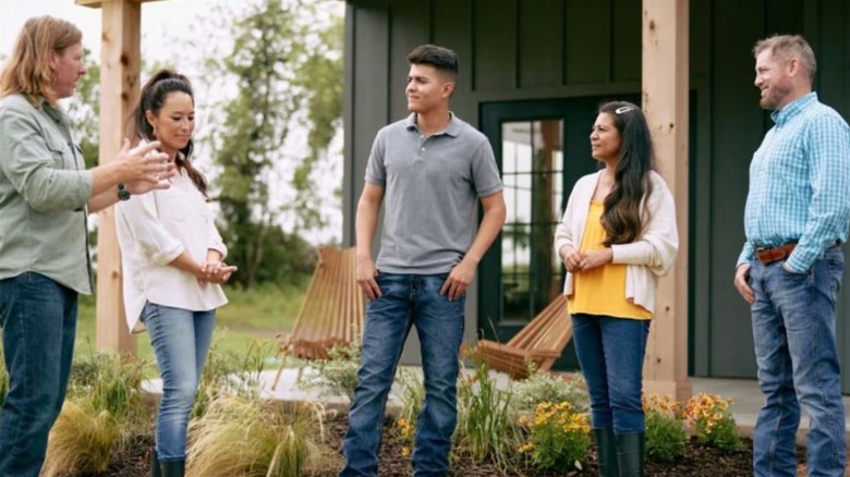 Chip et Joanna Gaines discutent avec les participants à l'émission