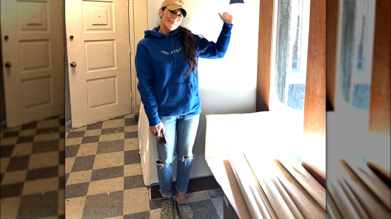 Joanna Gaines portant un sweat à capuche et une casquette de baseball