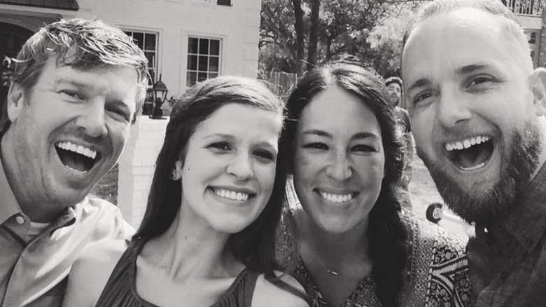 Chip et Joanna Gaines prennent une photo de groupe