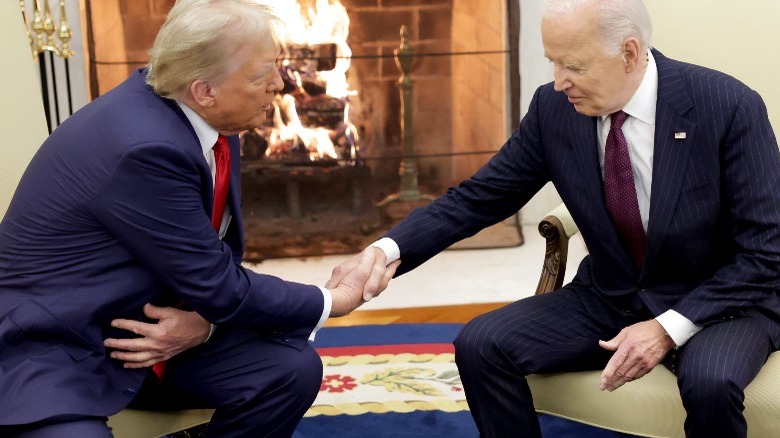 Donald Trump et Joe Biden se serrent maladroitement la main dans le bureau ovale (2024)