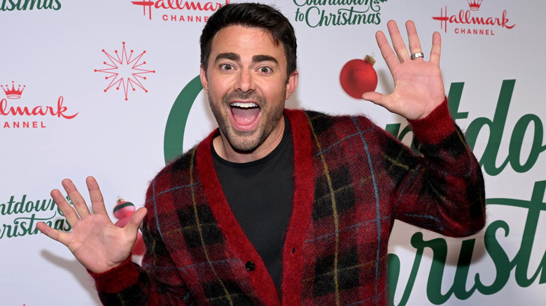 Jonathan Bennett pose chez Hallmark "Compte à rebours jusqu'à Noël."