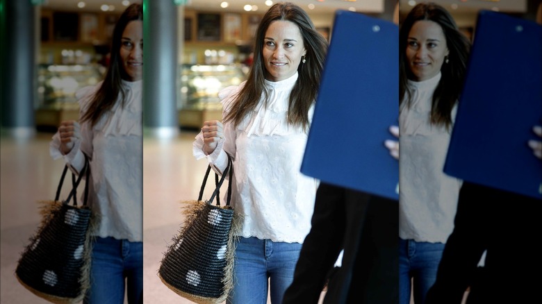 Pippa Middleton dans un aéroport avec un sac