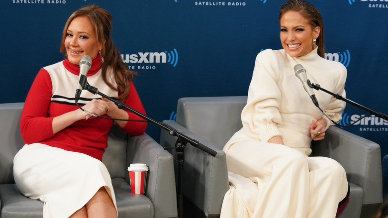 Leah Remini et Jennifer Lopez assises ensemble