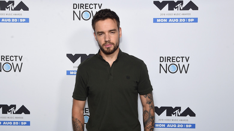 Liam Payne porte une chemise noire