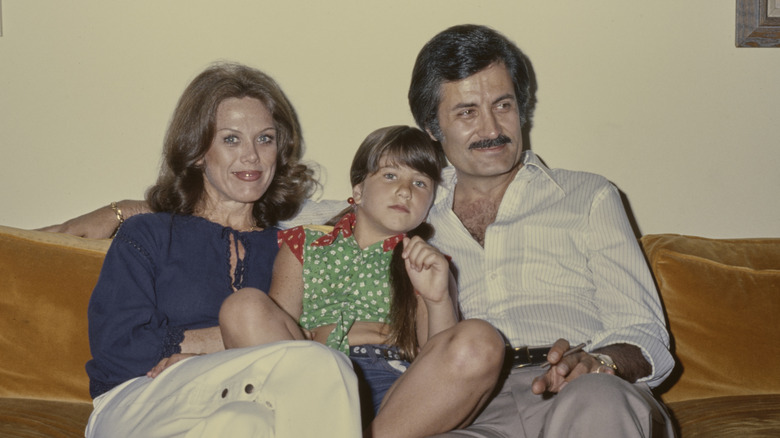 Jennifer Aniston (au centre) avec ses parents Nancy Dow et John Aniston