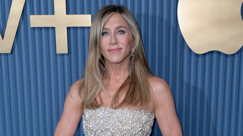 Jennifer Aniston porte une robe bustier argentée ornée de perles