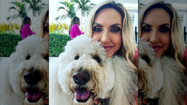 Lara Trump pose son menton sur un chien