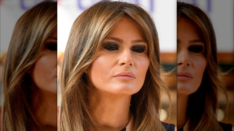 Melania Trump porte du maquillage pour les yeux foncés