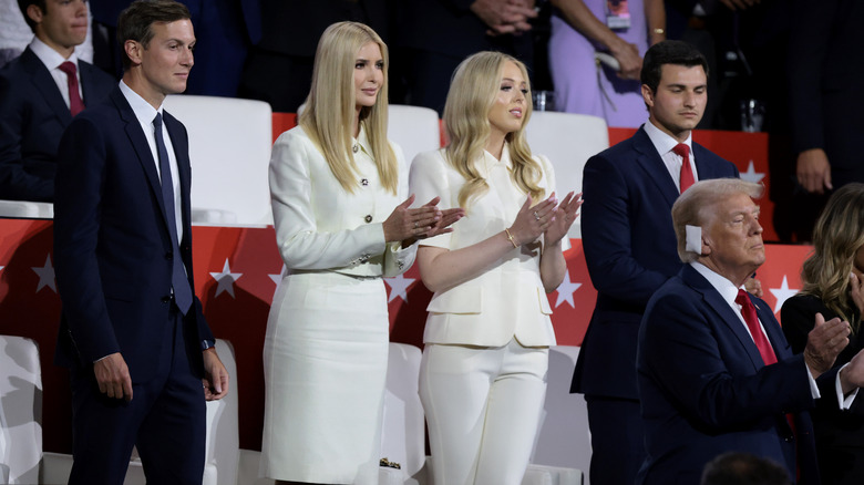 Tiffany Trump à côté d'Ivanka vêtue d'une tenue blanche