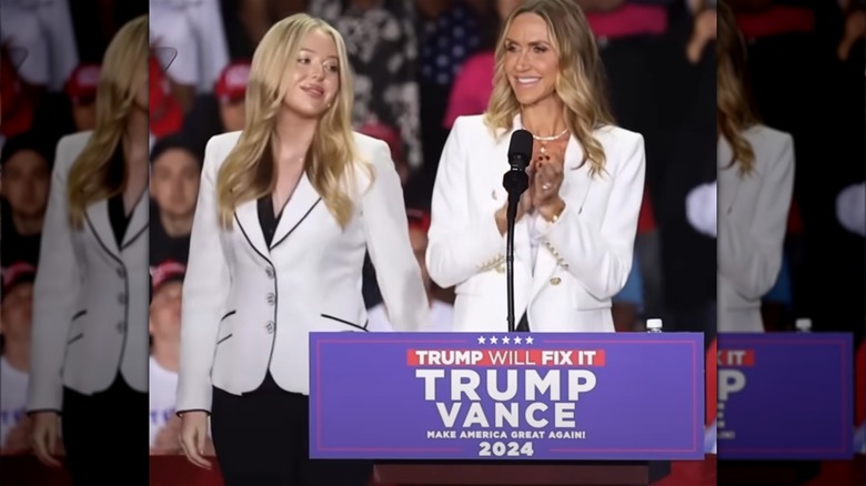 Tiffany Trump vêtue de blanc sur scène avec Lara Trump