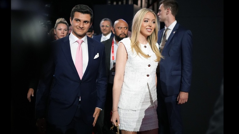 Tenue blanche ennuyeuse de Tiffany Trump