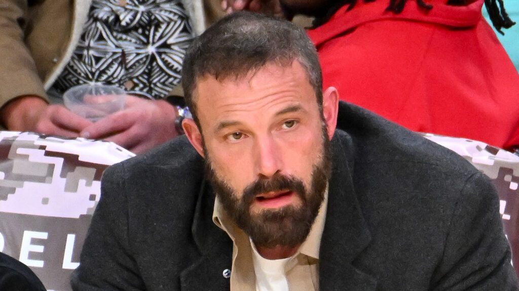 Ben Affleck ne peut pas cacher la disparition de ses cheveux alors que J. Lo prospère au milieu d'un divorce