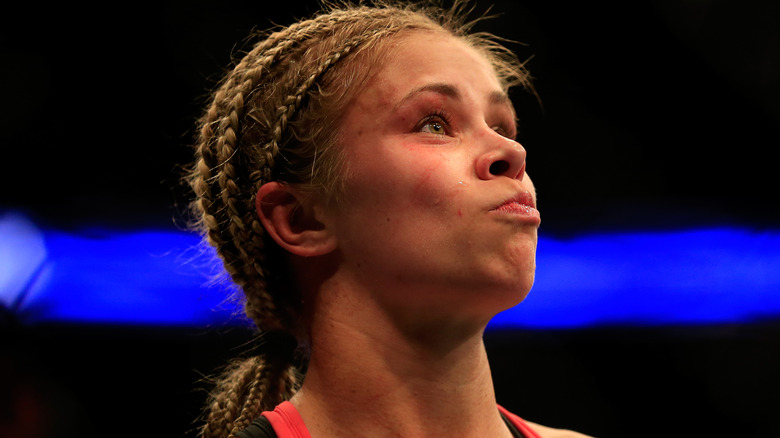 Paige VanZant sur le ring avec des tresses