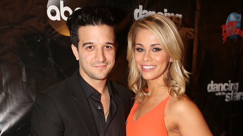 Mark Ballas et Paige VanZant posant