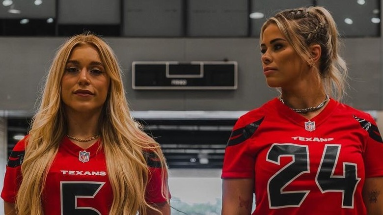 Elle Brooke et Paige VanZant posant pour une promo