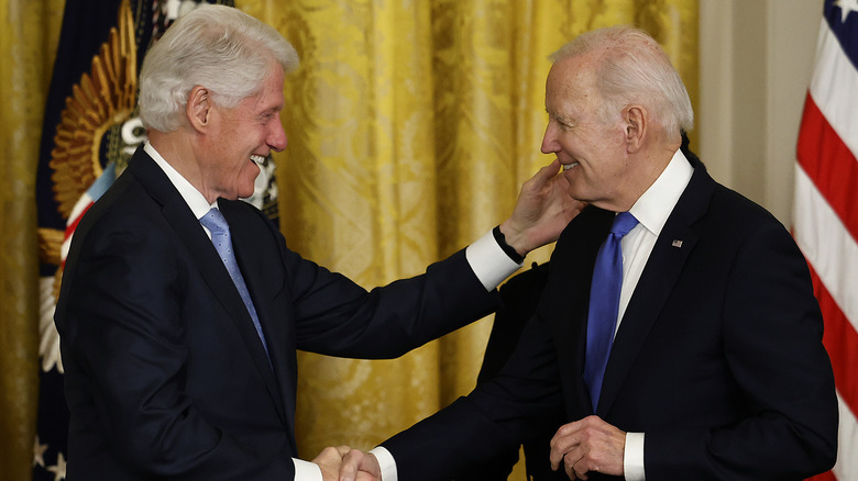 Bill Clinton embrassant Joe Biden