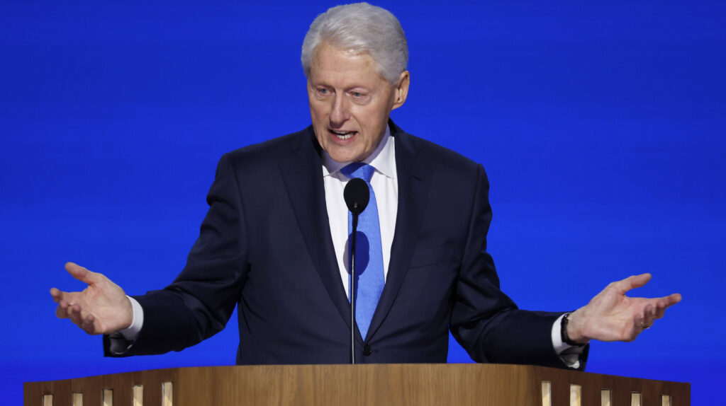 Quel est le problème avec Bill Clinton ? Ses mains tremblantes sonnent l’alarme lors de la DNC 2024