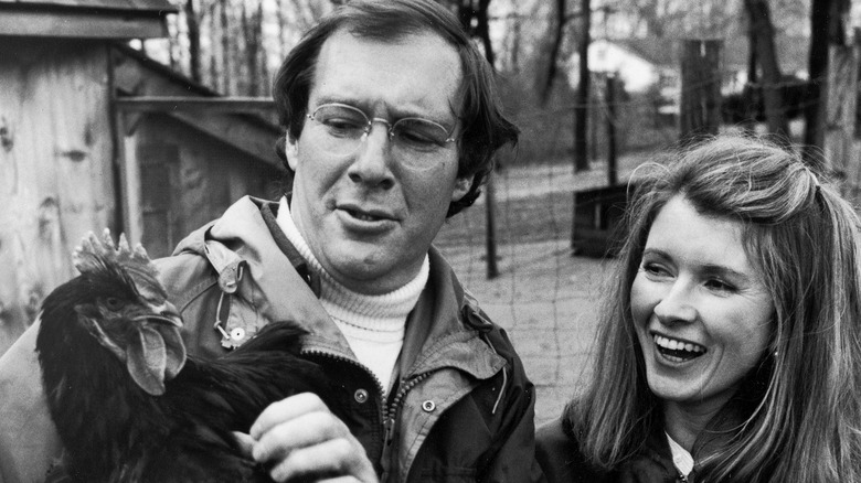 Andrew et Martha Stewart avec un poulet