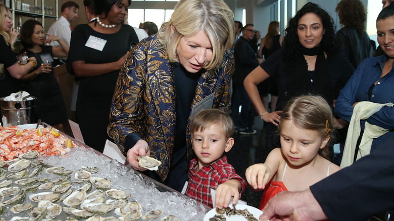 Martha Stewart mange des huîtres avec ses petits-enfants