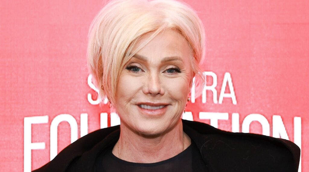 La tenue de Deborra-Lee Furness après avoir vérifié sournoisement que l'affaire Hugh Jackman était si codée