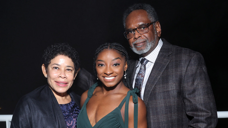 Nellie, Simone et Ronald Biles souriants