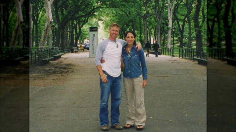 Chip Gaines et Joanna Gaines posant dehors sous les arbres