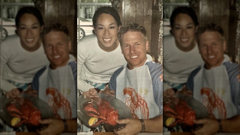 Joanna Gaines et Chip Gaines posant avec du homard dans une assiette