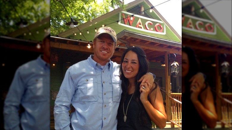 Chip Gaines et Joanna Gaines posant devant Common Grounds à Waco