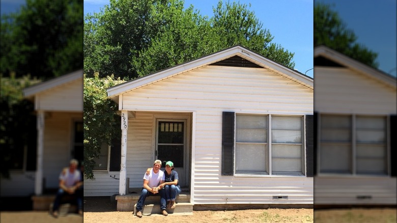 Chip Gaines et Joanna Gaines assises sur le perron de l'une des premières maisons qu'ils ont achetées