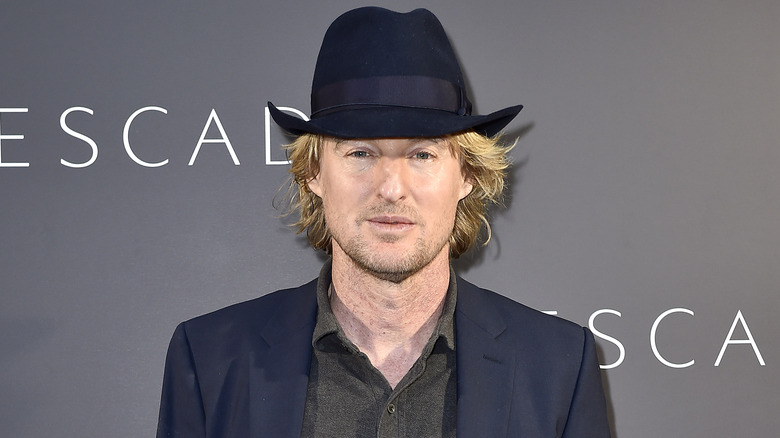 Owen Wilson pose pour une photo sur le tapis rouge 