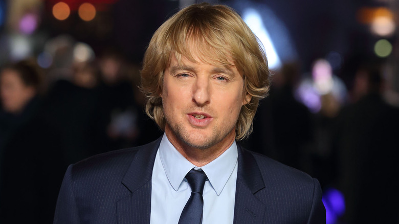 Owen Wilson pose pour une photo sur le tapis rouge