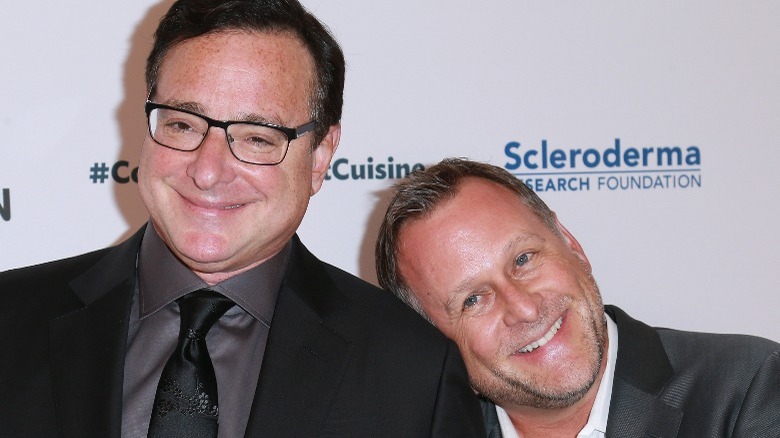 Dave Coulier avec la tête sur Bob Saget