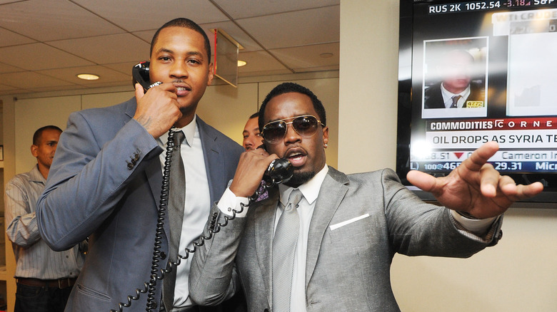 Carmelo Anthony et P Diddy posant ensemble au bureau de BGC