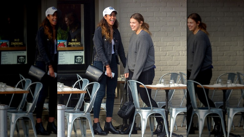 Malia Obama et son ami rient