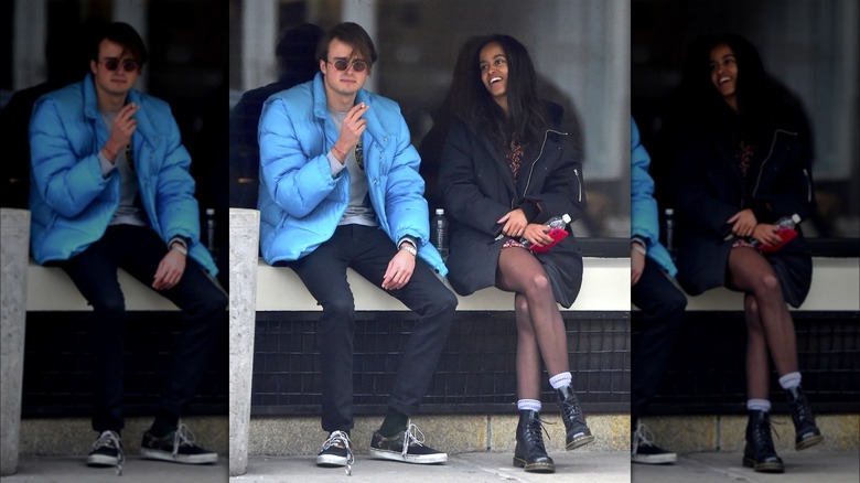  Rory Farquharson et Malia Obama assises sur un rebord